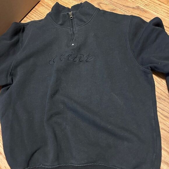 Ariat sweatshirt black 1/4 zipper medium Spellout on chest - Picture 1 of 6